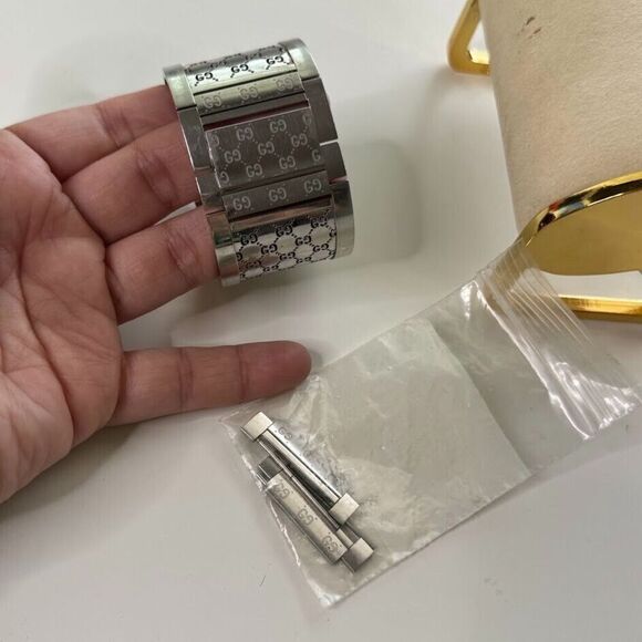 Gucci Wide Twirl Watch Bangle Silver Emboss Logo Swiss Made Mother Of Pearl 90s - Picture 4 of 9